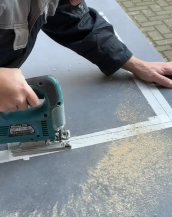 Arbeitsplatte wird zugeschnitten